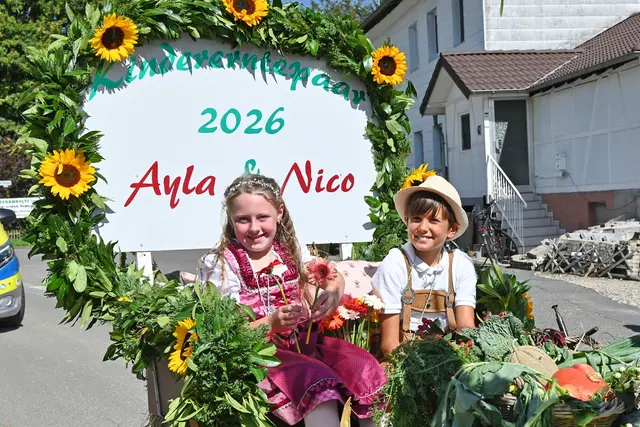 Das Kinder-Erntepaar Ayla und Nico genoss bei herrlichem Herbstwetter den traditionellen Erntezug. | Foto: Herkenrath
