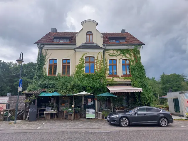In die ehemalige Bäckerei mit dem Geschäft Lebens-Art wird nach Umbauarbeiten im kommenden Jahr neues Leben einziehen.  | Foto: Schmidt
