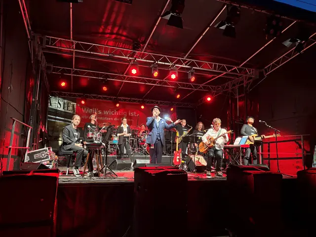 Einen emotional bewegenden Auftritt lieferte die hochkarätige Band "Armando Campana &amp; Friends"  und brachte mediterranes Lebensgefühl auf die Bühne am Marktplatz. Höhepunkt der von Dieter Kirchenbauer geförderten Formation war ein Vater-Sohn Duett der Campanas.  | Foto: Kühn