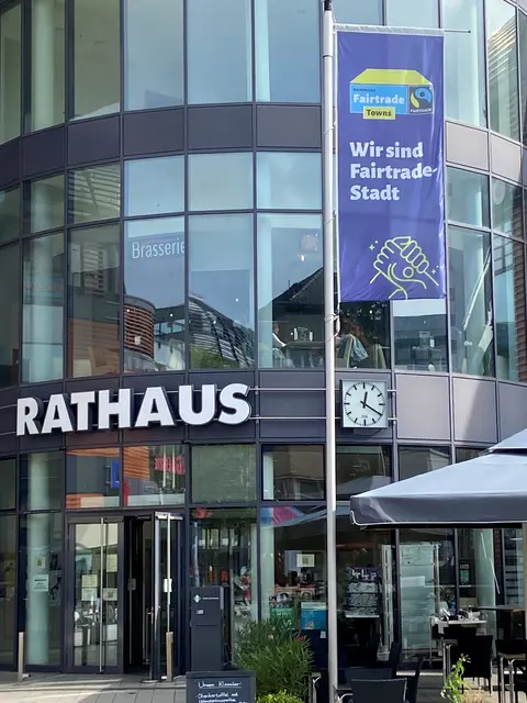 Während der Fairen Woche wird auch wieder die Fair Trade-Fahne vor dem Rathaus in Wiesdorf gehisst. Foto: Stadt Leverkusen