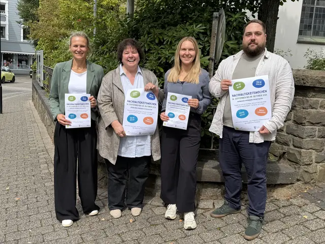 Sie stellten das Programm der Nachhaltigkeitswochen vor (v.l.):  Anne Sprinz (Klimaschutzmanagerin Stadt Burscheid), Monika Meves (Klimaschutzmanagerin Blütenstadt Leichlingen), Laura Pechtel (Klimaanpassungsmanagerin Stadt Wermelskirchen), Mario Alba (Klimaanpassungsmanager Blütenstadt Leichlingen). Foto: Stadt Wermelskirchen 