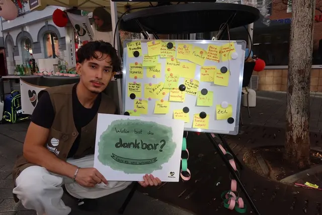Alperen Yildiz von der Gruppe "jung und dankbar" mit der Umfrage "Wofür bist du dankbar?". | Foto: Hamd Evi
