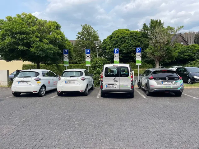 Noch bis zum 30. September können die Fahrzeuge, die auf dem Parkplatz vor dem Stadthaus geparkt sind, wie gewohnt genutzt werden. | Foto: Stadt Lohmar
