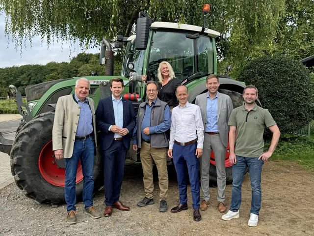 (v.l.) Rainer Deppe, Vorsitzender der Züchterzentrale des Rheinisch-Bergischen Kreises, Land-rat Arne von Boetticher, Peter Lautz, Vorsitzender der Kreisbauernschaft e.V., Tanja Paas, Volksbank Berg eG, Markus Fischer, VR Bank Bergisch Gladbach-Leverkusen eG, Christopher Braun, Kreissparkasse Köln, und Kreiszuchtberater Christoph Landwehr. Foto: Rheinisch-Bergischer Kreis/ Nina Eckardt