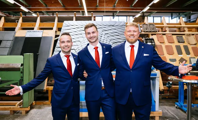 Das designierte Kölner Dreigestirn 2027 (v.l.n.r.): Jungfrau Johanna (Maximilian Roth), Prinz Marius I. (Marius Wallenborn) und Bauer Alex (Alexander Hagen). | Foto: Festkomitee Kölner Karneval