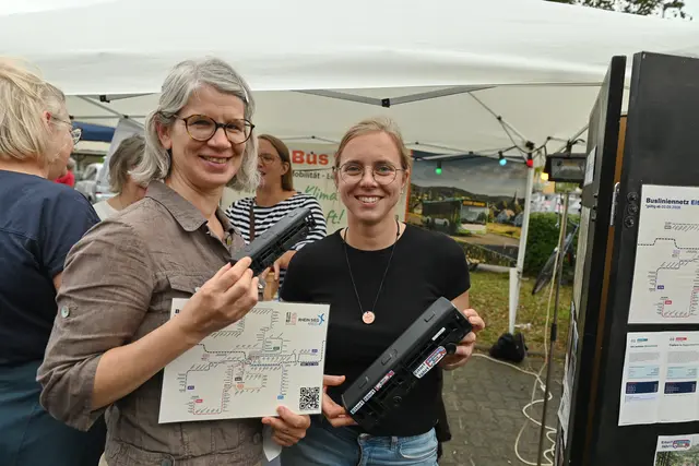 Carmen Ulmen (li.) vom Klimatreff und Sina Pfister (Klimaschutzbeauftragte der Gemeinde) brachten den Besuchern des Feierabendmarkts das erweiterte Busangebot näher. | Foto: Herkenrath