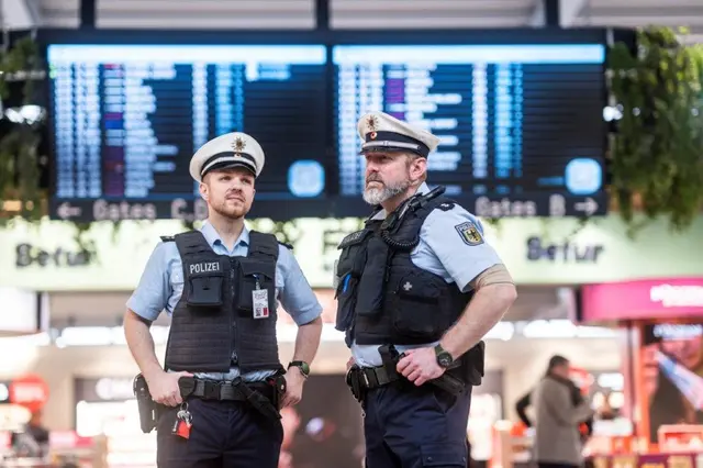 Zwei Bundespolizisten am Terminal im Einsatz. | Foto: Bundespolizei