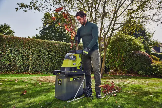 Äste und Zweige vom herbstlichen Rückschnitt werden mit einem Häcksler von sperrigem Biomüll zu wertvollem Mulch. Foto: DJD/Ryobi