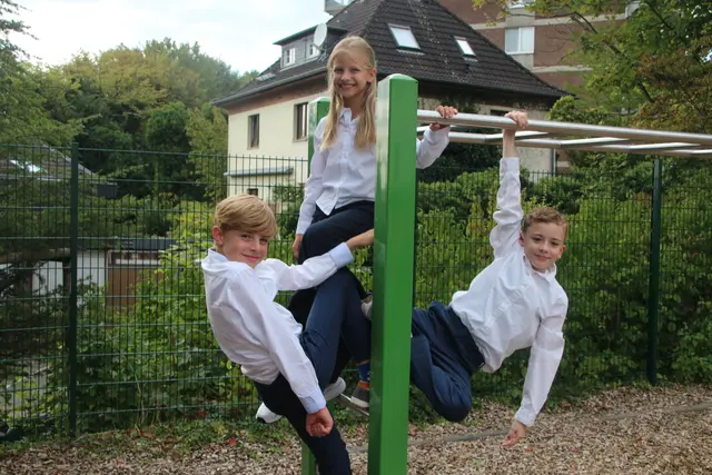 Freuen sich schon jetzt riesig auf die kommende Session: Silas Fix, Ida Wagner und Silas Flosbach werden als Kinderdreigestirn die Regenten aller kleinen Narren Bergisch Gladbachs sein. Foto: Flick 