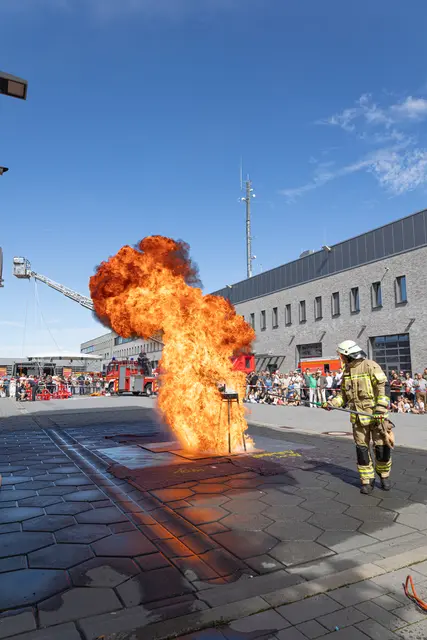 Am Familientag der Berufsfeuerwehr Leverkusen fanden zahlreiche Vorführungen statt. Foto: Feuerwehr Leverkusen
