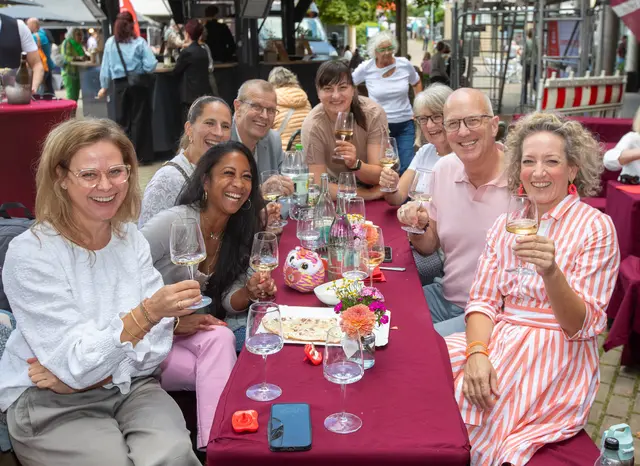 Viele Menschen nehmen das Weinfest als Treffpunkt und zum Austausch wahr – die gute Stimmung kommt dann von alleine. Foto: Axel König