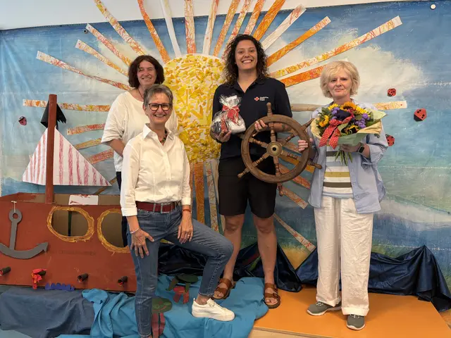(v.l.) Sabine Schöngen (DRK-Fachbereichsleitung Soziale Dienste), Sabine Hellwig (stv. Vorsitzende des DRK-Kreisverbands), Sara Meier und Regina Rosenkranz. Foto: F. Kierdorf/DRK 