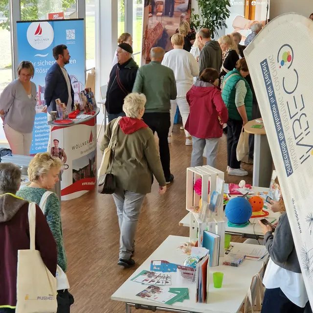 Die erste Rösrather Pflegemesse fand noch in der Bildungswerkstatt von Schloss Eulenbroich statt und zählte rund 300 Besucherinnen und Besucher. Foto: Stadt Rösrath