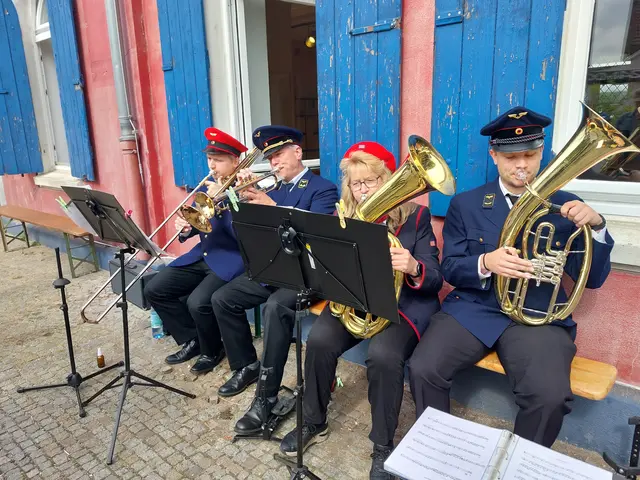 Bläserfamilie Kowalski ließ musikalisch die Dampflok vorfahren. | Foto: Schmidt