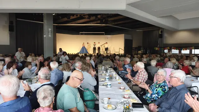 Bai Kaffee und Kuchen genossen die Senioren das Programm | Foto: Kli