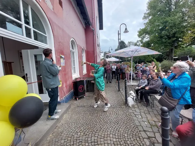 Sarah Jung, Betreiberin des Stations-Cafés, verteilte großzügig bei der Taufe der STATION.   | Foto: Schmidt