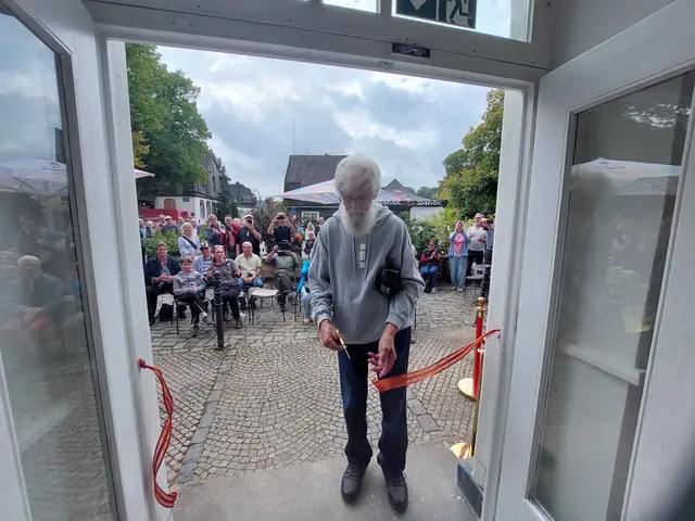 Helmut Kießling, „Sheriff von Au“, ist täglich auf der Baustelle und darf das Band zum Westflügel eröffnen. | Foto: Schmidt