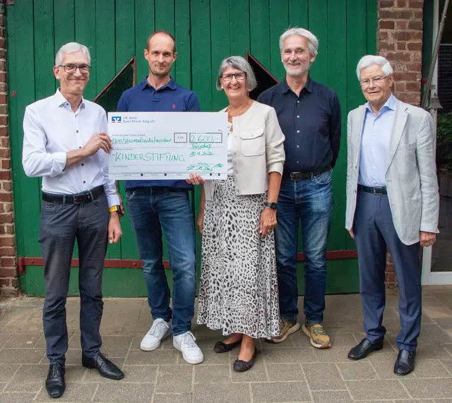 Scheckübergabe auf dem Hof Lohmar in Troisdorf mit (von links): Wolfgang Schmitz-Mertens, Andreas Becker, Andrea Schrahe, Christian Lohmar und Felix Busse. | Foto: wed