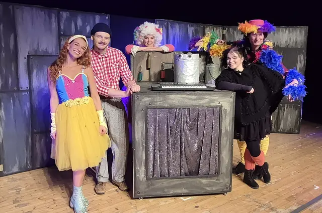 Das Ensemble des Theater am Lohmarkt mit Samantha Senn, Marc Alexander, Mia Bertzen, Andrea Schyboll und Michel Mardaga (v.l.n.r.) begeisterte rund 1.000 Kinder. | Foto: Foto: Klaus Woyda