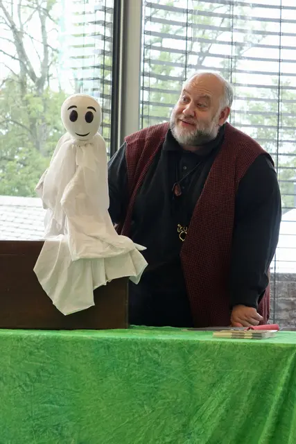 Mit etwas gutem Zureden schwebt Schlossgespenst HomBuh aus der Puppenkiste von Schauspieler Gerd. J. Pohl. | Foto: OBK