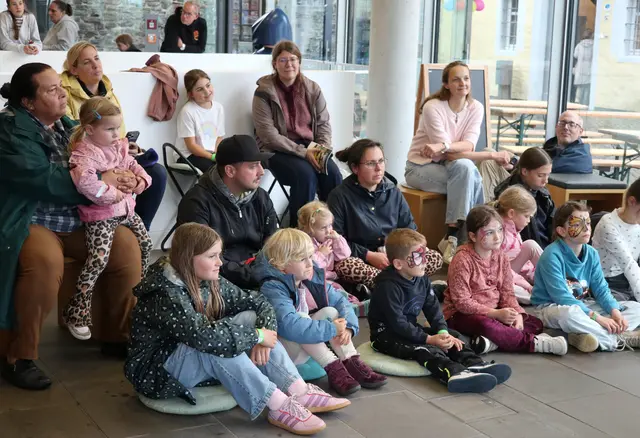 Gespannt lauschten die kleinen und großen Zuschauerinnen und Zuschauer den Geschichten von Puppenspieler Gerd J. Pohl. | Foto: OBK