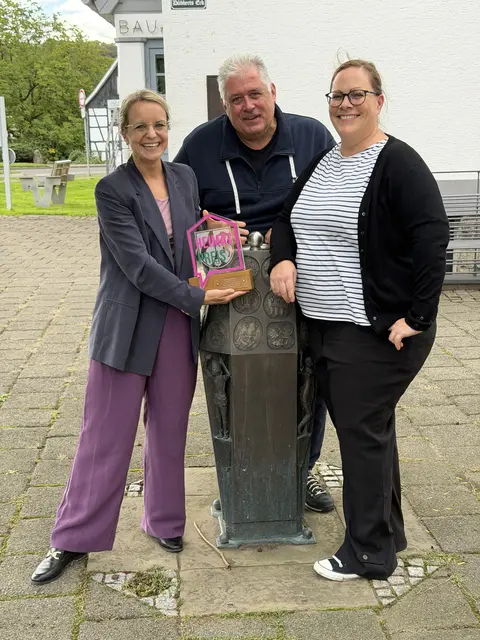 Bürgermeisterin  Laura  Lundberg (l.) hob die Bedeutung des ehrenamtlichen Engagements bei der Übergabe des Heimatpreises 2026 an Markus Wißkirchen (M.) und Sandra Jenischek (r.) hervor. Foto:Gemeinde Odenthal/ Sabine Kolf