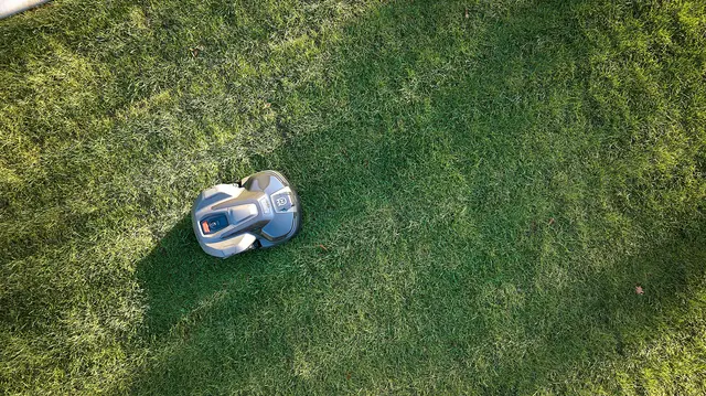 Warum selber mähen, wenn ein Roboter die Arbeit übernehmen kann? Die Technik spart nicht nur Zeit, sondern sorgt auch für einen gesünderen und dichteren Rasen. Foto: DJD/ www.greenbase.de