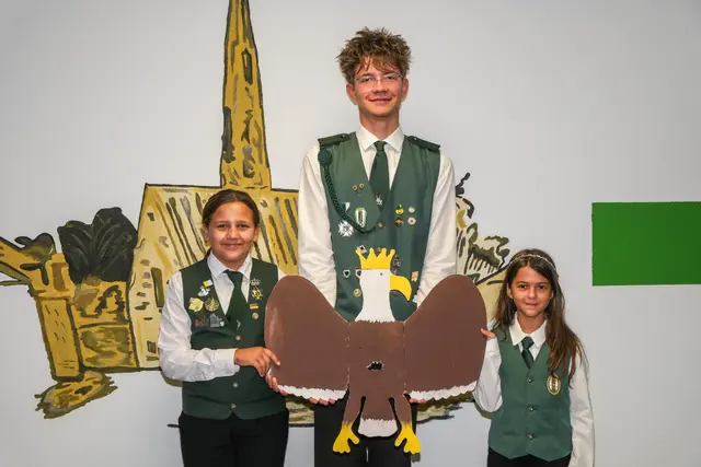 Die Jugendmajestäten (v.l.): Mia Holterhöfer (Schülerprinz), Sebastian Draeger (Jungschützenprinz) und Melija Dzeladini (Bambiniprinzessin). Foto: Jürgen Sieg 