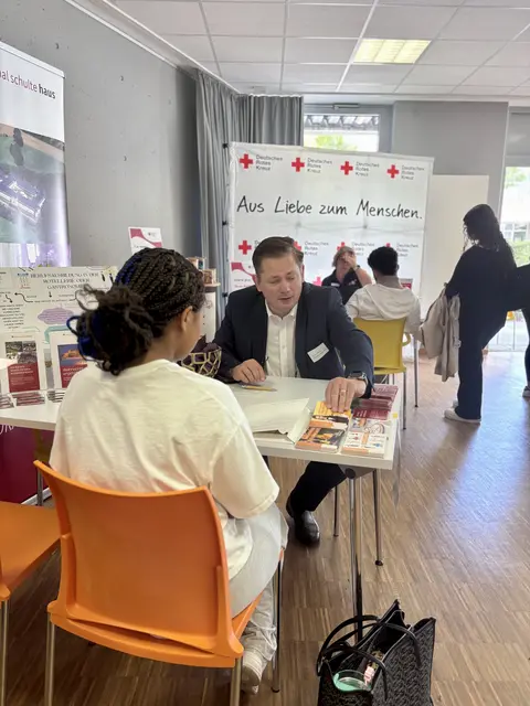 Beim Azubi-Speeddating konnten sich Schülerinnen und Schüler bei kleinen und mittleren Unternehmen über Ausbildungsmöglichkeiten informieren. Stefan Uhlmann vom Kardinal Schulte Haus schätzte dabei besonders den direkten Kontakt, wodurch schon Auszubildende gewonnen werden konnten. Foto: Rheinisch-Bergischer Kreis/Alexander Schiele