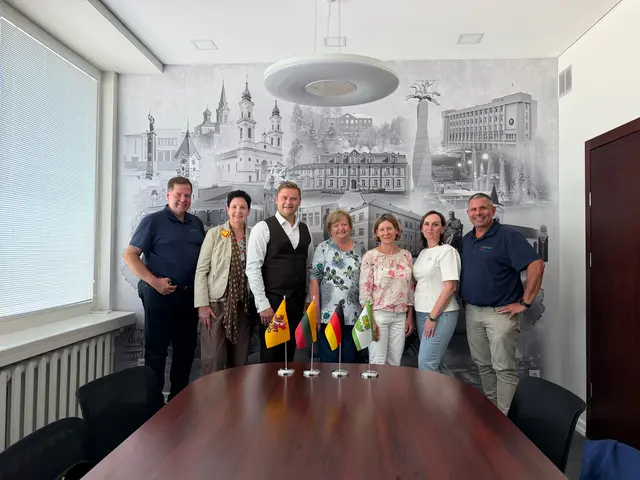Im Rathaus von Marijampole (v.l.): Heinz-Bernd Padberg, Anne Paweldyk, stellvertretender Bürgermeister Ricardas Bagdanavičius, stellvertretende Bürgermeisterin Annemie Scheerer, Anne Linden, Giedre Volff und Ulrich Gürster. Foto: Güster