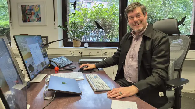 Robert Korell, der neue Leiter des DRK-Kreisverbandes Leverkusen, hat viele Pläne und Ideen. Foto: Gabi Knops-Feiler 