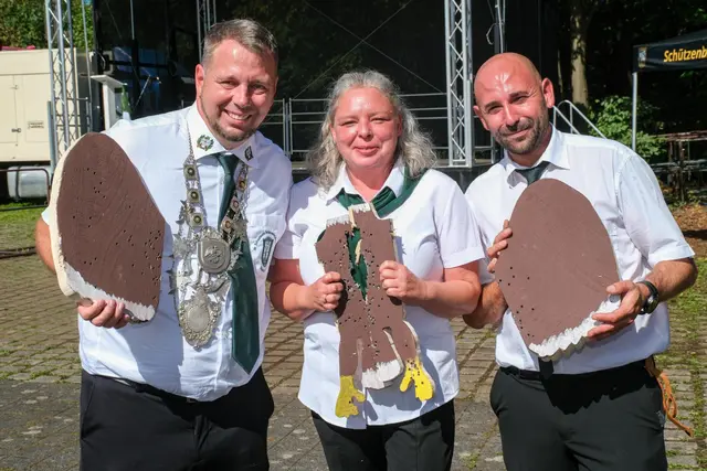 Die Ritter und der Schützenkönig (v.l.): Markus Otto (1. Ritter), Veronique Schorn (Königin) und Sven Holterhöfer (2. Ritter). Foto: Jürgen Sieg