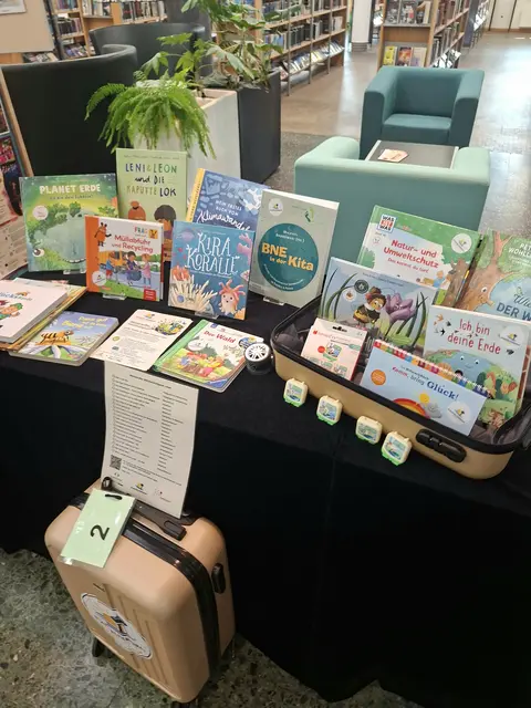Die Bücherkoffer bieten viel spannendes Material. Foto: Stadt Leverkusen