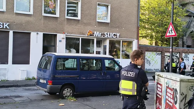Schüsse auf eine Pizzeria im Wohngebiet in Köln-Mülheim. Polizeieinsatz am Morgen des 18.9.2026 | Foto: Trzciak