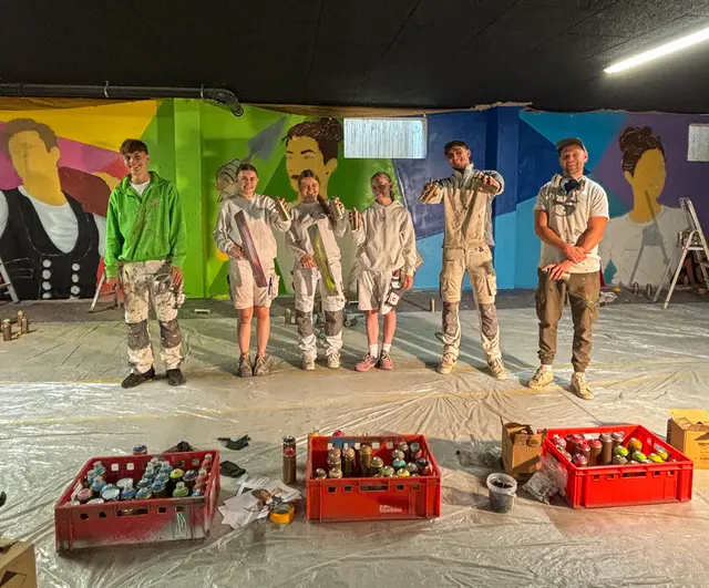 Fünf besonders engagierte Auszubildende, die neben guten Leistungen in Theorie und Praxis auch durch soziale Kompetenzen überzeugten, zeichneten für das neue Graffiti verantwortlich. Foto: Kreishandwerkerschaft Bergisches Land / Felix Leng