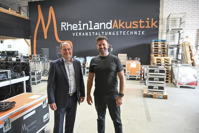 pro Troisdorf-Vorstandsvorsitzender Christian Seigerschmid und RheinlandAkustik-Geschäftsführer Hendrik Brock in der Unternehmenszentrale an der Godesberger Straße. | Foto: Carsten Seim