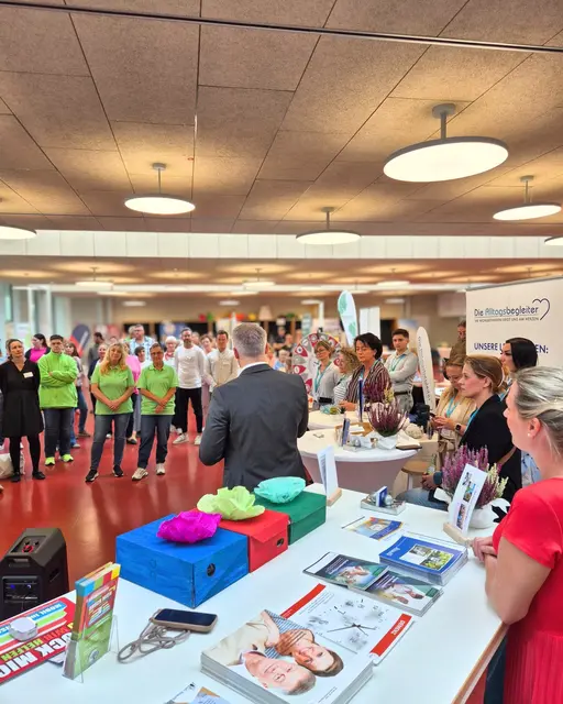 Auch die zweite Rösrather Pflegemesse stieß auf reges Interesse und bot die Gelegenheit, sich bei rund 30 Austellern zu den Themen Pflege, Gesundheit, Unterstützung im Alltag und selbstständige Lebensführung zu informieren. Foto: Stadt Rösrath