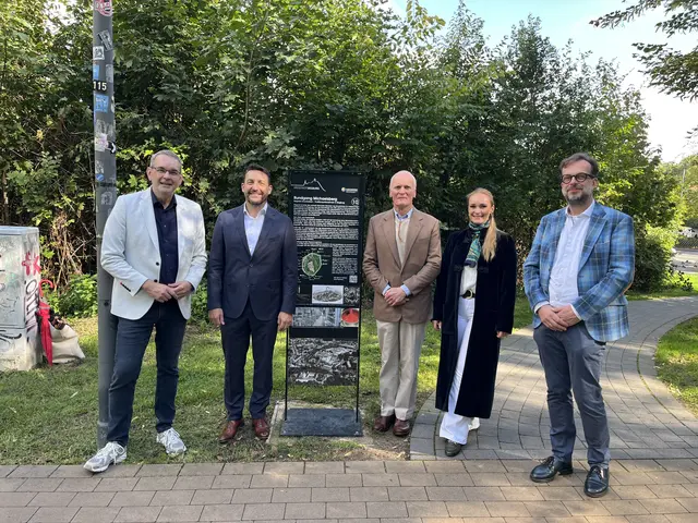 Präsentation der Infostelen (von links): Bürgermeister Stefan Rosemann, Dr. Nicolas Wiedmann (CEO Siegwerk), Alfred Keller (Aufsichtsratsvorsitzender Siegwerk), Maria Keller (Siegwerk), Stefan Marks (Technischer Beigeordneter  Kreisstadt Siegburg).
 | Foto: Kreisstadt Siegburg