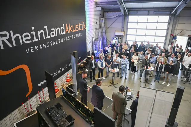 Am Standort der RheinlandAkustik VT GmbH: Blick übers Podium hinweg in die Halle. | Foto: Carsten Seim/pro Troisdorf