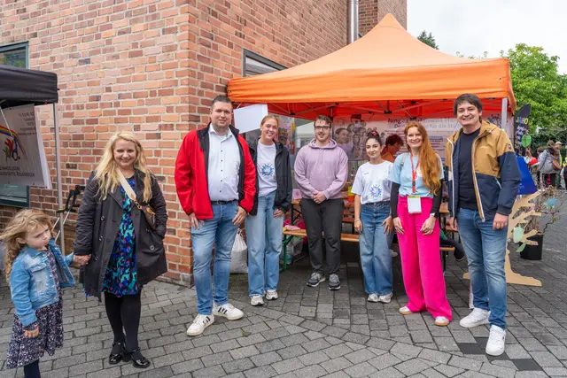 Bürgermeister Mario Dahm und Miriam Overath mit Vertretern des Jungen Parlaments und der Lokalpolitik (v.re.) bei der Eröffnung des Weltkindertages auf dem Hennefer Marktplatz. | Foto: Heimermann