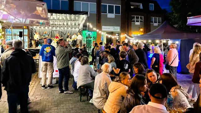 Beste Stimmung beim Weinfest. Foto: Gabi Knops-Feiler