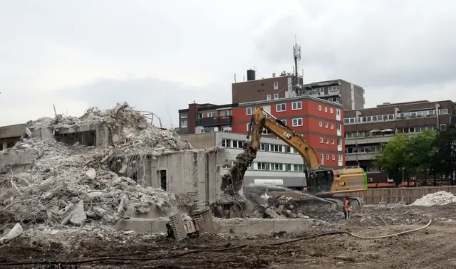 Das alte Gebäude des Bezirksrathaus beim Abriss. Eigentlich sollte bis Septemebr 2026 das neue Bezirksrathaus bezugsfertig sein. | Foto: Archiv: Arton Krasniqi