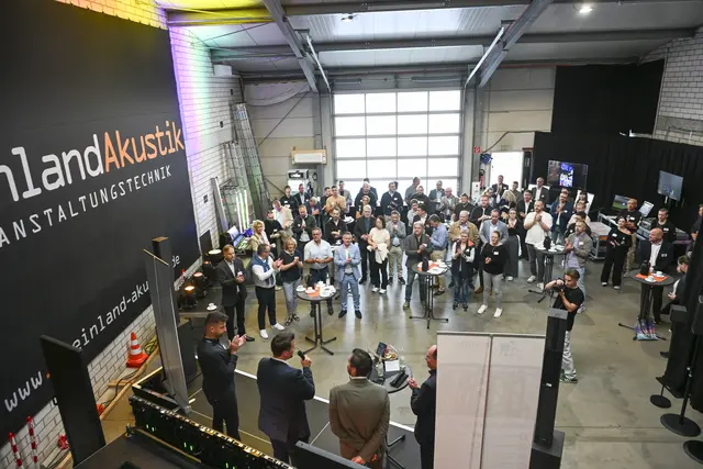 Am Standort der RheinlandAkustik VT GmbH: Blick übers Podium hinweg in die Halle. | Foto: Carsten Seim/pro Troisdorf