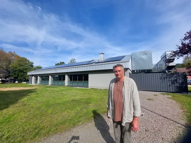 Projektleiter Günther Schuh vor der Hinteransicht mit direktem Übergang in den Dattenfelder Park. Auf dem Dach ist nun eine Fotovoltaikanlage, rechts das neue Technikpodest.  | Foto: Schmidt
