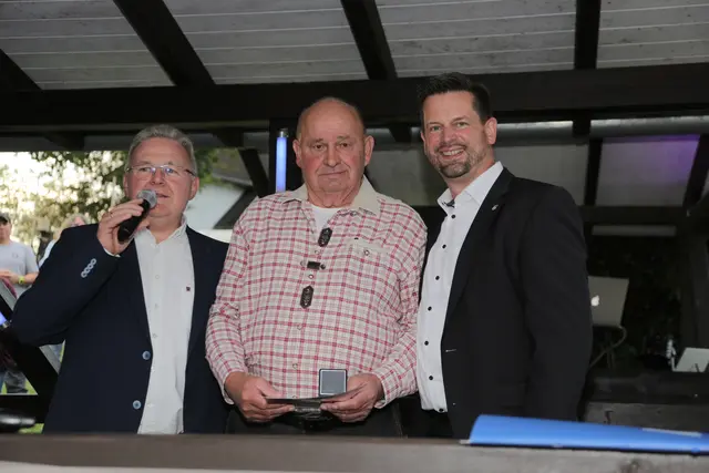 Bürgermeister Jan Gutowski (r.) und Dieter Jacobs (l.) zeichneten Karl Heinz Fischbach mit der Ehrenamtsmedaille der Gemeinde Reichshof aus. | Foto: Dorfgemeinschaft Heienbach e.V.