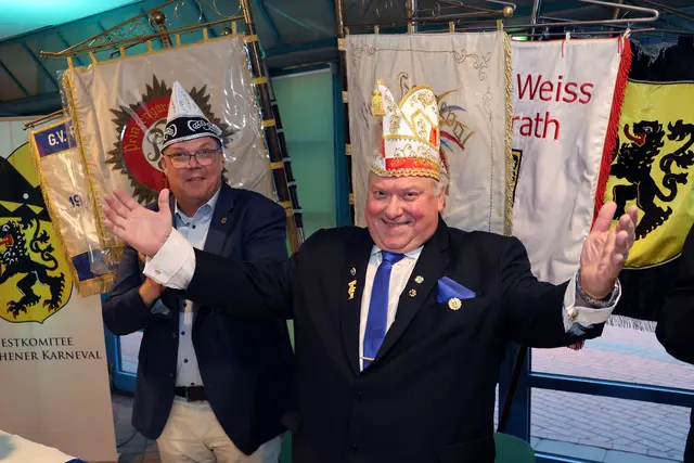 Der designierte Prinz Karneval „Udo I.“ (Müller) und Bürgermeister Uwe Tietz (li.) bei der Vertragsunterzeichnung im Stadtsaalfoyer. Die Tollität der Turbosession wird bereits am Samstag, 7. November, im Stadtsaal proklamiert.  | Foto: FFK