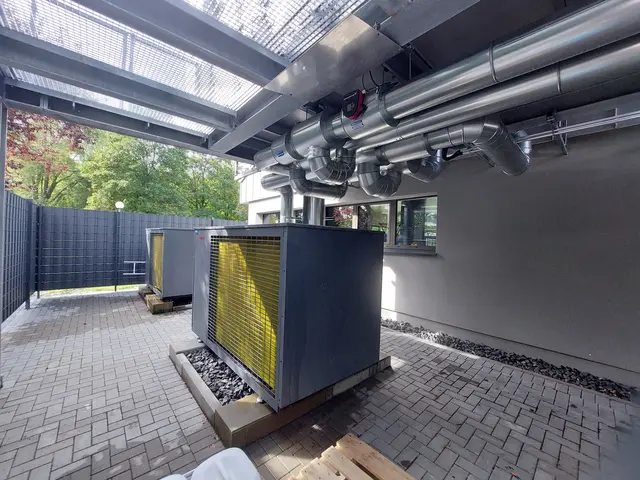 Die beiden Wärmepumpen im Technikpodest | Foto: Schmidt