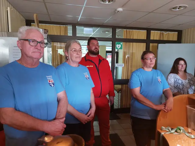 Ausbilder der DLRG Lars Neubauer (Mitte) mit dem Badeteam v.li.: Bademeister Ralf Eibach, Uschi Frommann und Katja Trapka. Rechts Mitarbeiterin der Verwaltung | Foto: Schmidt
