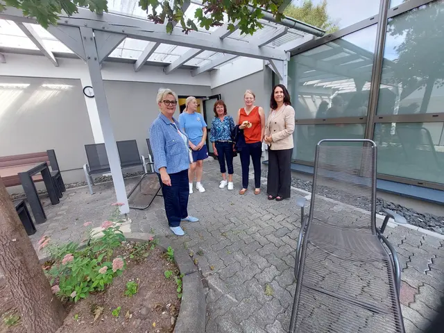 Rundgang mit der Bürgermeisterin im Außenbereich der Sauna | Foto: Schmidt