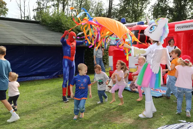 Spider-Man und ein Einhorn sorgten beim Familienprogramm für Unterhaltung der jüngsten Besucher. | Foto: Dorfgemeinschaft Heienbach e.V.